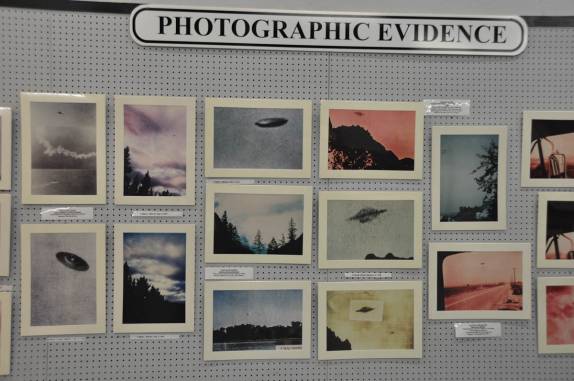 Fotos de possíveis discos voadores no Museu de Ufologia de Roswell, no Novo México, nos Estados Unidos